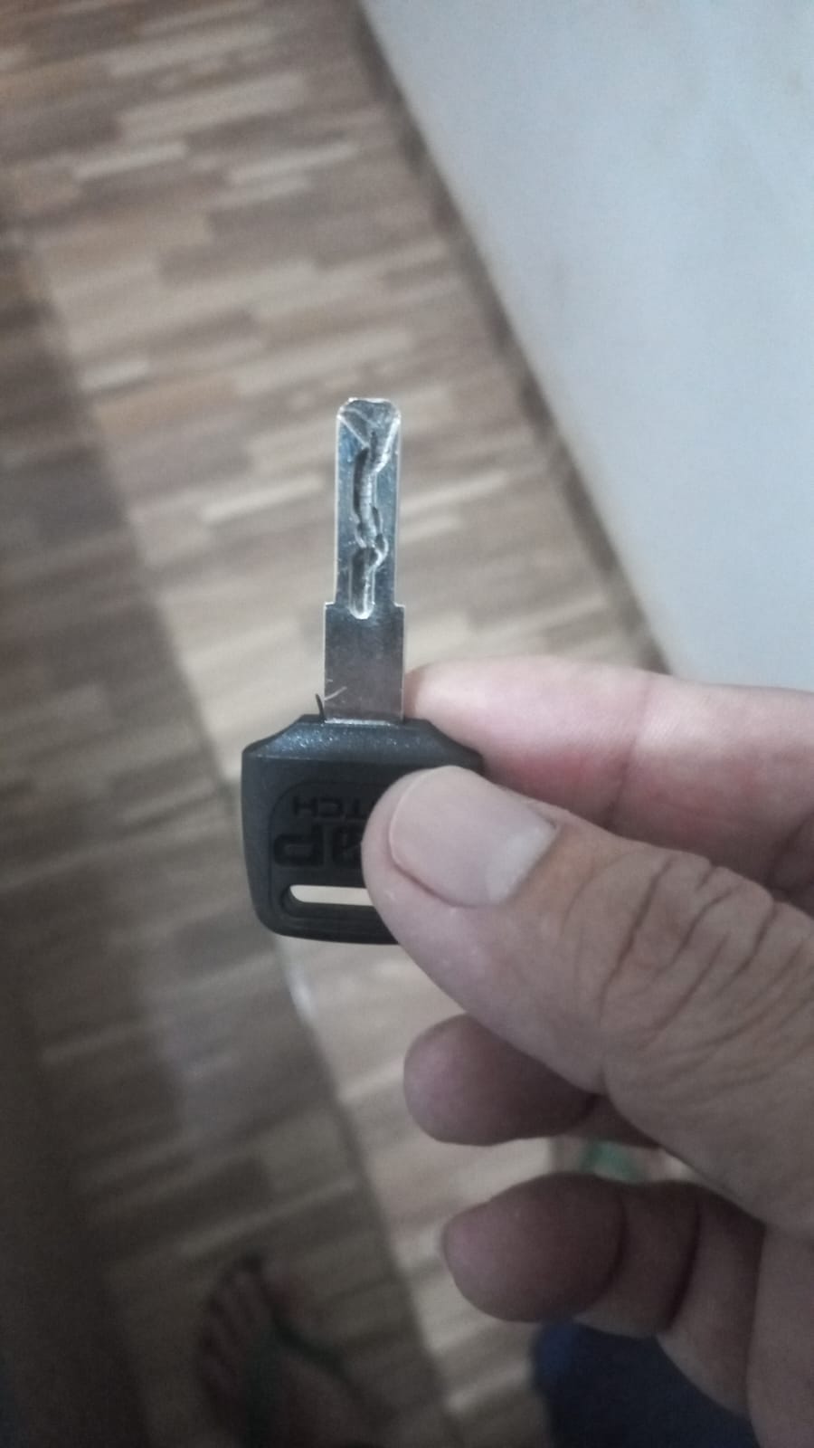 Se alguém encontrar uma chave desse modelo em um cordão entre encontato com migo que perdi a mesma 84 99689 4077