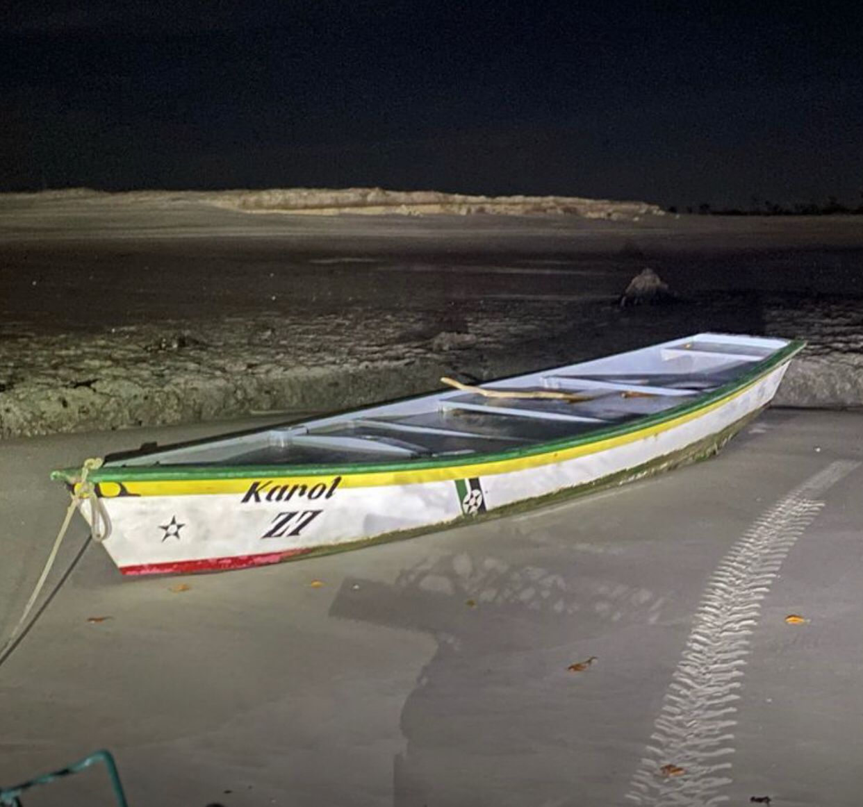 Essa canoa foi encontrada lá na praia do Minhoto naufragada. Quem souber de quem é Deus abençoe.